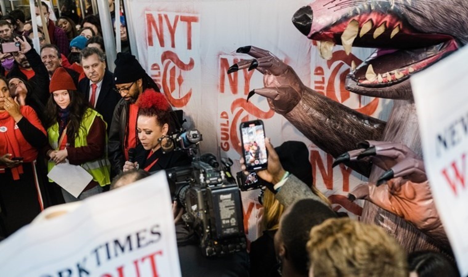 New York Times gazetesinin binasına giren Filistin destekçisi protestocular gözaltına alındı